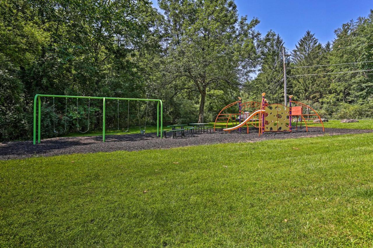 Modern East Stroudsburg Home With Deck And Gas Grill! Eksteriør billede
