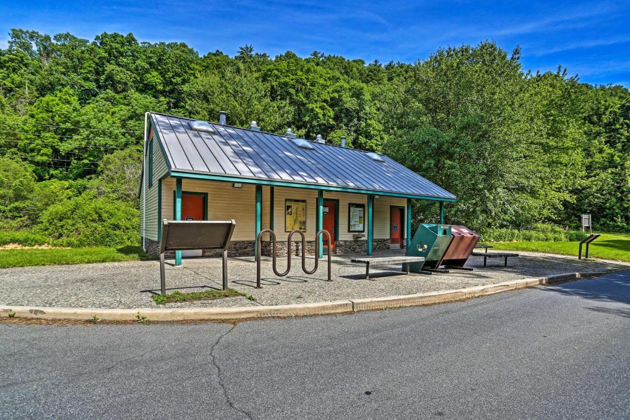 Modern East Stroudsburg Home With Deck And Gas Grill! Eksteriør billede